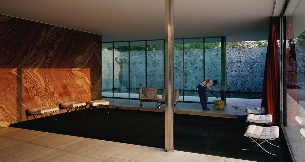 Jeff Wall, « Morning Cleaning, Mies van der Rhoe Foindation, Barcelona », 1999.