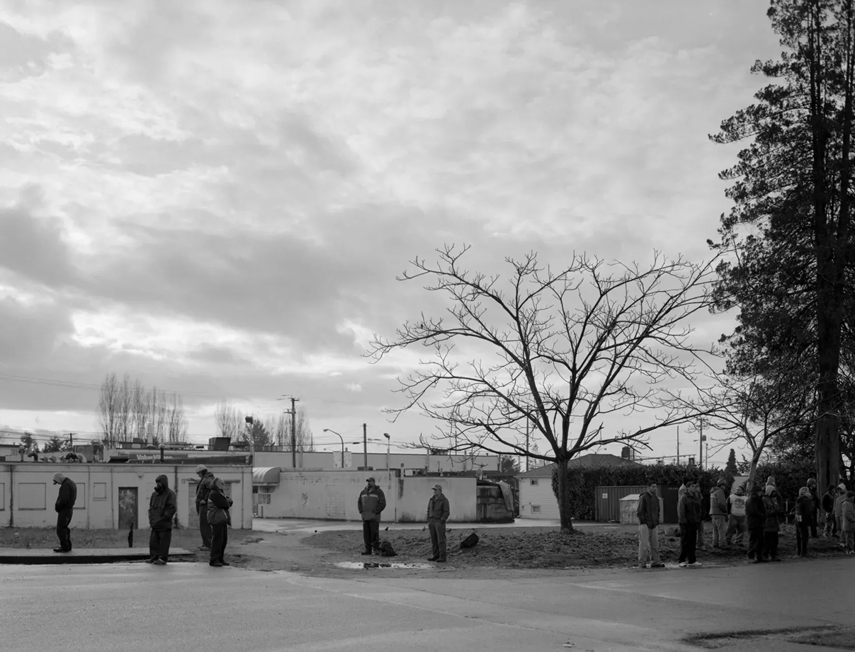 Jeff Wall. Men Waiting.