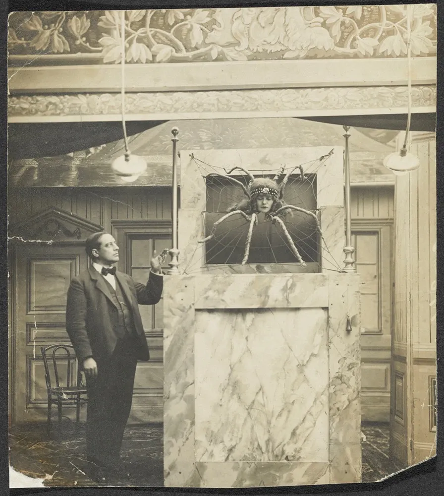 Emmy Hennings en araignée, vers 1915