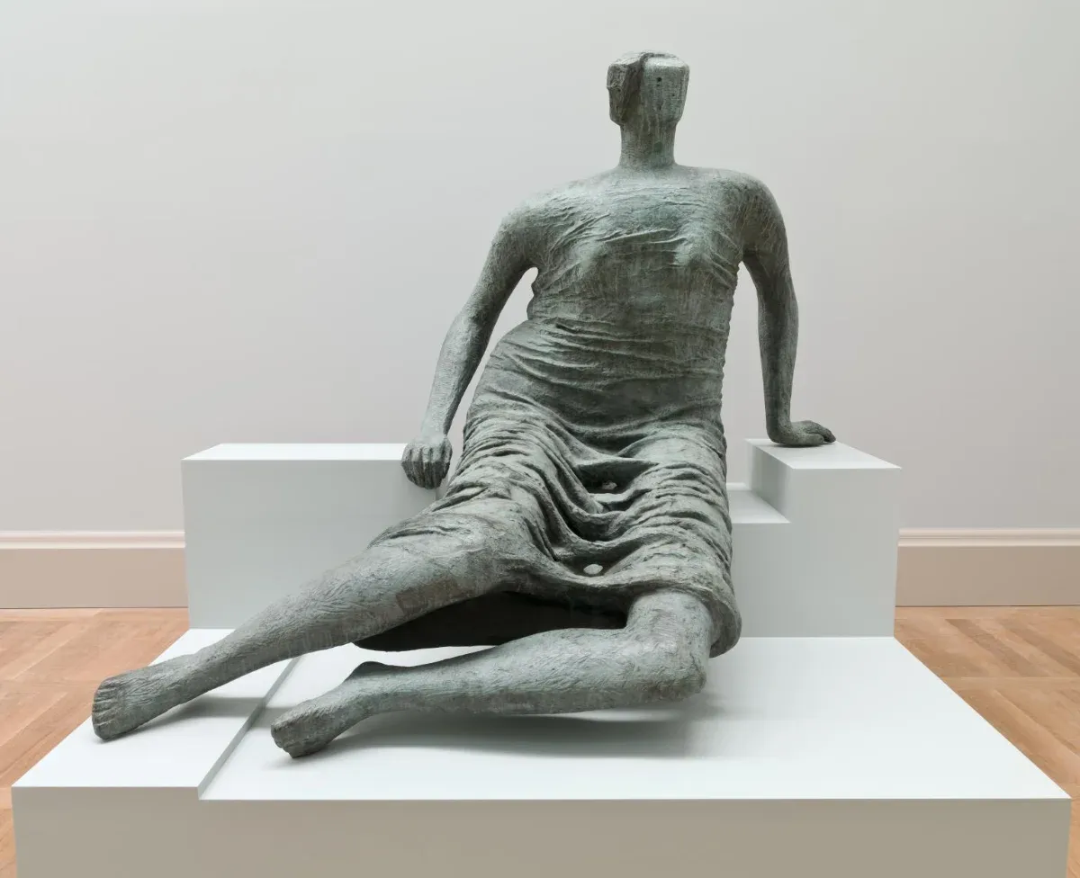 Henry Moore. Draped Seated Woman, 1957-1958. Tate Britain.