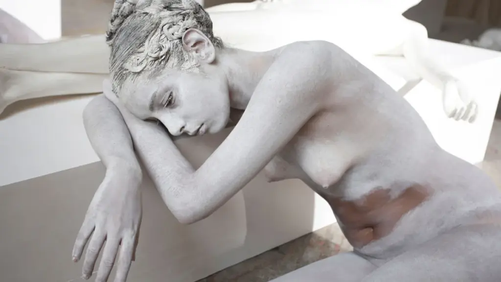 Vanessa Beecroft, quand l’immobilité devient un cri !