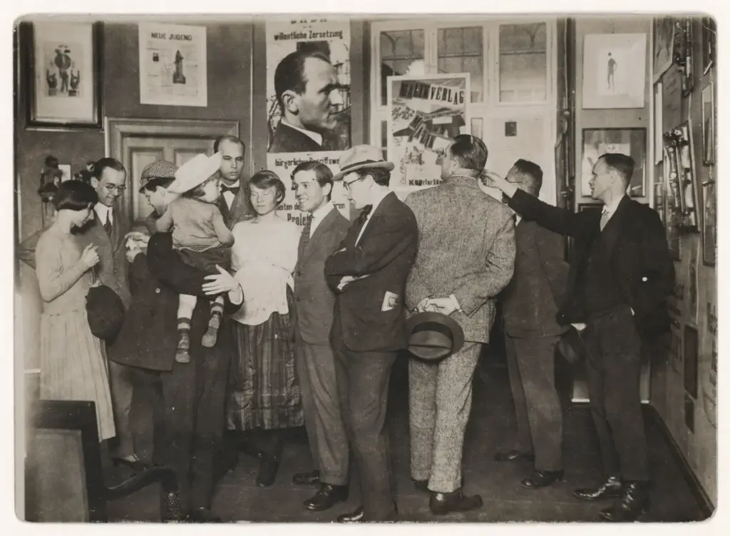 International Dada Fair, Berlin, 1920. (DE la gauche vers la droite: Hannah Höch, Otto Schmalhausen, Raoul Hausmann, John Heartfield with child, Otto Burchard, Margarete and Wieland Herzfelde, N.N., N.N., Johannes Baader).
