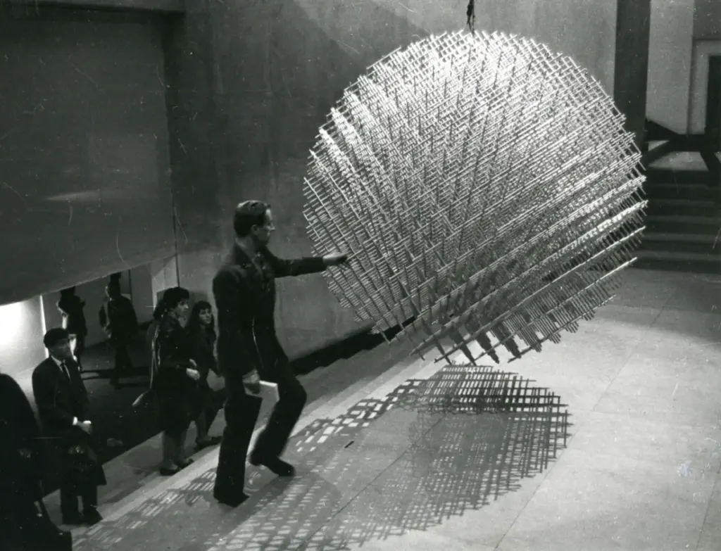 Sphere trames. 1962. III° Biennale de Paris, Musee d'Art-moderne de la Ville de Paris. 1963. © Francois Morellet - ADAGP.