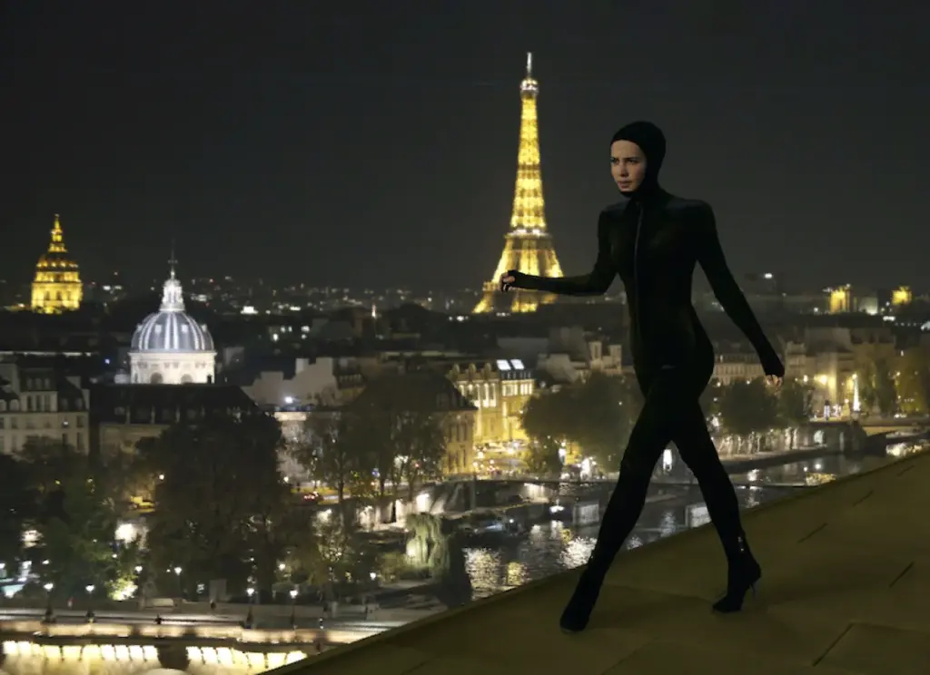 Alicia Vikander en Irma Vep. Irma Vep (série). Réalisation Olivier Assayas.