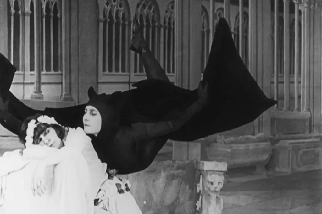 Les Vampires. Musidora en Irma Vep. Réalisation Louis Feuillade. 1915.